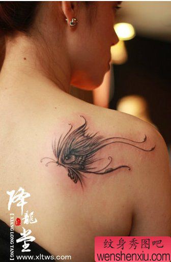 女孩子肩背时尚漂亮的蝴蝶纹身图案