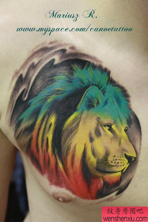 男性胸部超酷流行的彩色狮头纹身图案