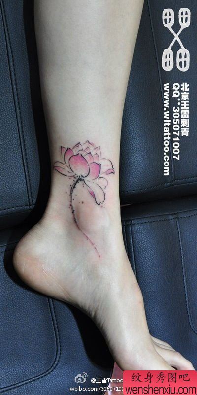 女生脚踝处流行漂亮的水墨莲花纹身图案