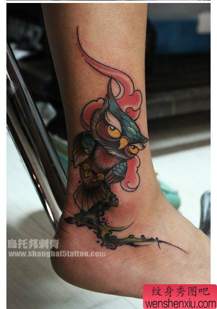 女生脚踝处流行经典的猫头鹰纹身图案