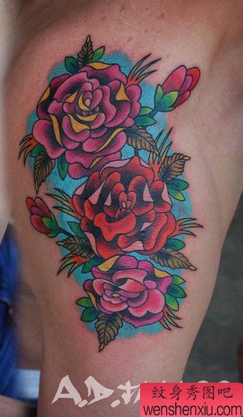 男生肩膀处流行经典的玫瑰花纹身图案