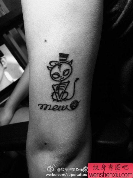 手臂可爱带点邪恶的猫咪纹身图案