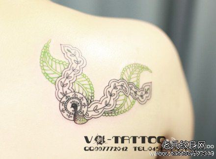女孩子肩背流行漂亮的孔雀纹身图案