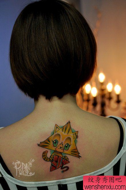 美女背部可爱流行的猫咪纹身图案