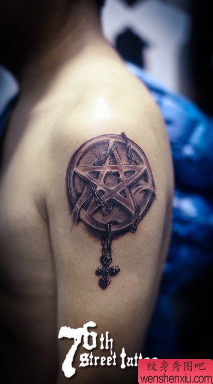 男性手臂流行经典的五芒星纹身图案