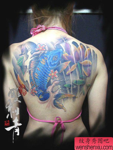 美女半背流行精美的鲤鱼莲花纹身图案