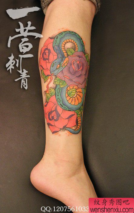 腿部漂亮精美的彩色蛇与玫瑰花纹身图案