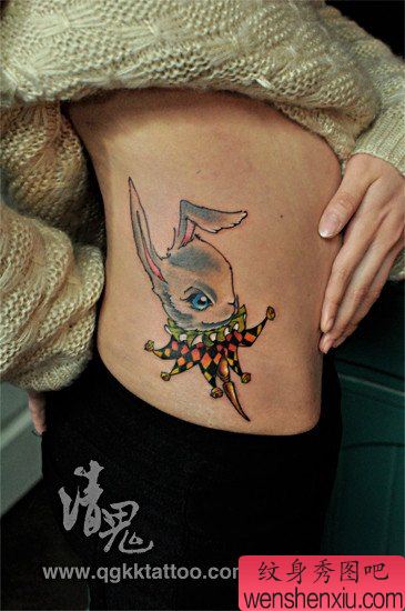 美女侧腰流行可爱的小兔子纹身图案