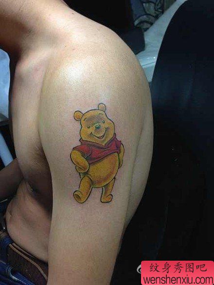 手臂流行可爱的卡通小熊纹身图案
