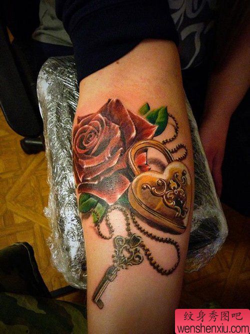 手臂唯美流行的彩色玫瑰花与爱心锁纹身图案