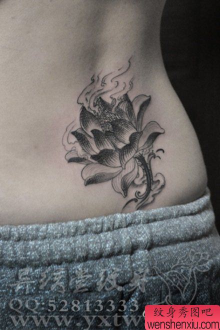 美女腰部唯美流行的黑灰莲花纹身图案