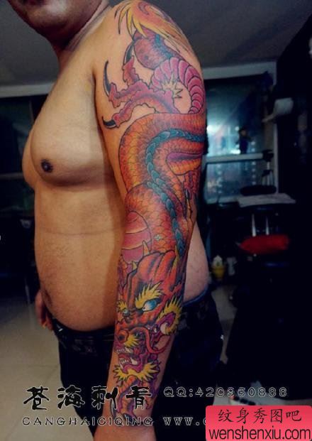 男性手臂流行霸气的彩色盘臂龙纹身图案