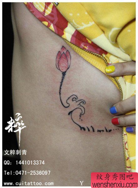 美女胸部唯美好看的小莲花与字母纹身图案