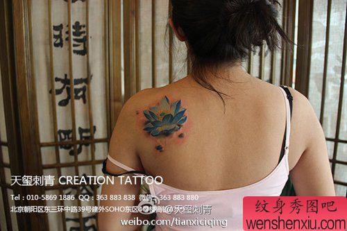 美女背部唯美漂亮的彩色莲花纹身图案