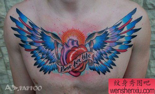 男性前胸超酷的翅膀心脏纹身图案