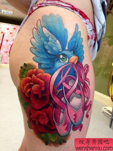 美女腿部可爱流行的小燕子与玫瑰花纹身图案