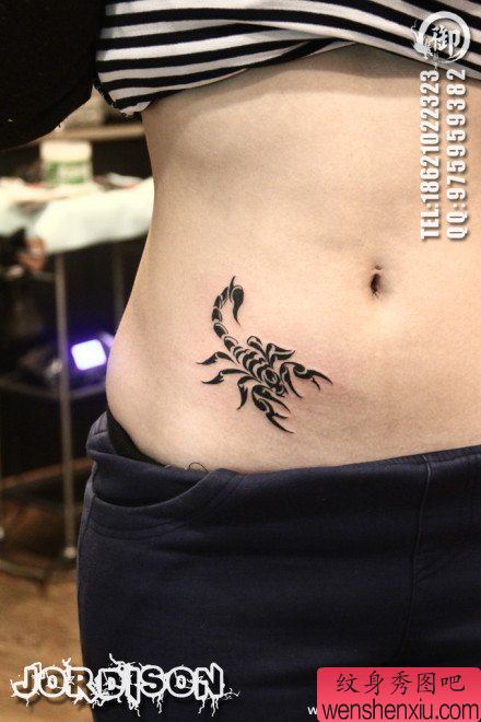时尚精美的美女腹部图腾蝎子纹身图案