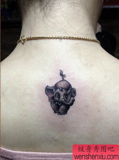 女生喜欢的背部可爱小巧的大象纹身图案