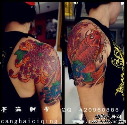 女性手臂到肩背彩色鲤鱼与菊花纹身图案