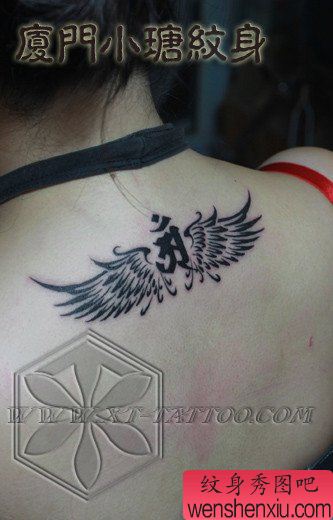 女生背部精美流行的图腾翅膀纹身图案