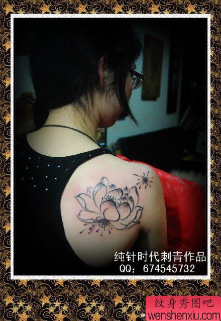 女性肩背流行唯美的水墨莲花纹身图案