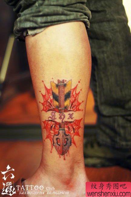 腿部流行另类的撕皮弓箭纹身图案