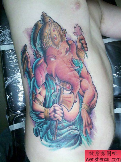 男性侧腰凶悍经典的象神纹身图案