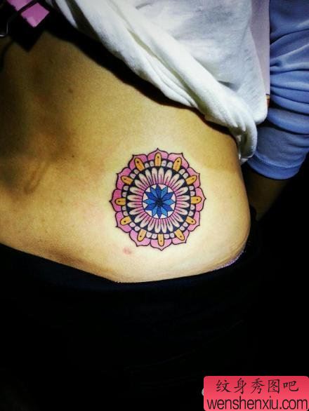 美女腰部时尚精美的图腾花卉纹身图案