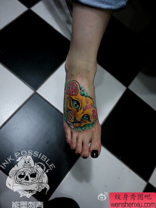 女生脚背可爱精美的狮子纹身图案
