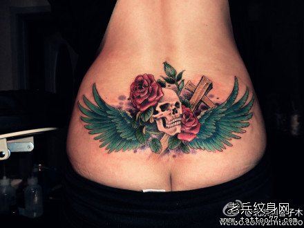 美女腰部精美时尚的骷髅翅膀纹身图案