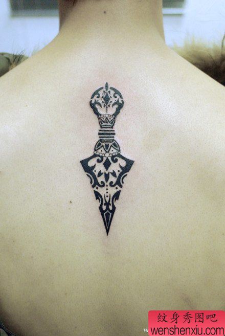 男性背部流行经典的图腾降魔杵纹身图案