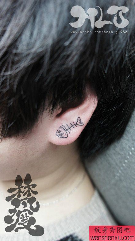 女生耳部小巧流行的鱼骨纹身图案