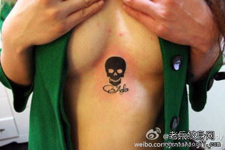 女生胸部小巧流行的图腾骷髅与字母纹身图案