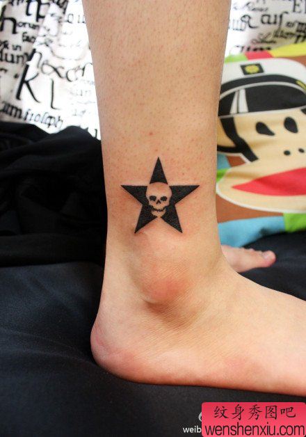 女生腿部小巧精美的五角星与骷髅纹身图案