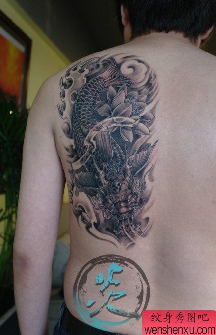 男生背部帅气经典的鳌鱼纹身图案