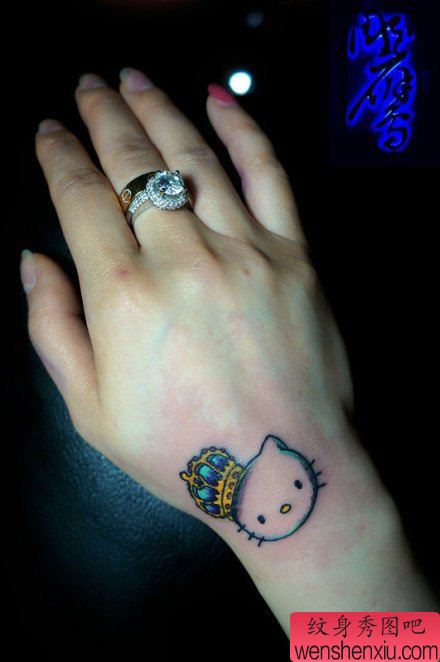 女生手部可爱的猫咪与皇冠纹身图案