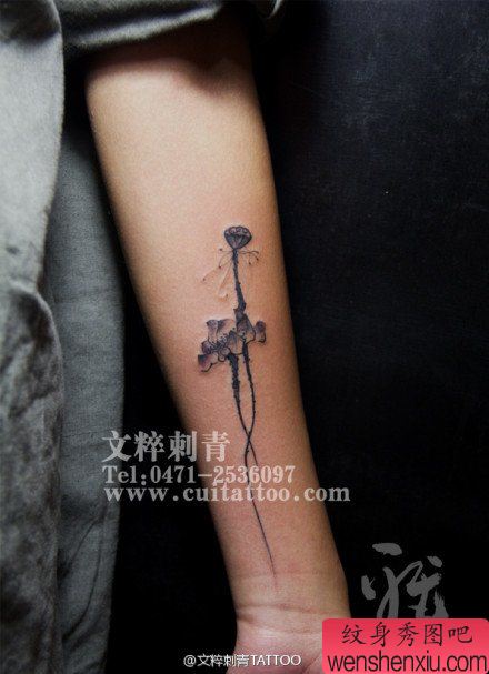 女生手臂清洗唯美的水墨莲花纹身图案