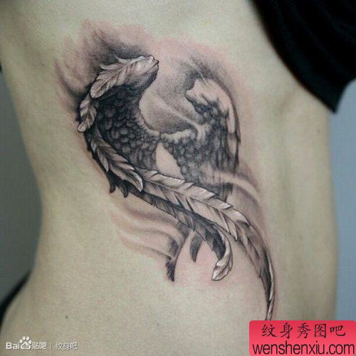 腰部唯美流行的黑灰翅膀纹身图案
