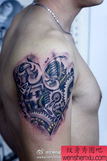 男性手臂帅气流行的爱心机械臂纹身图案