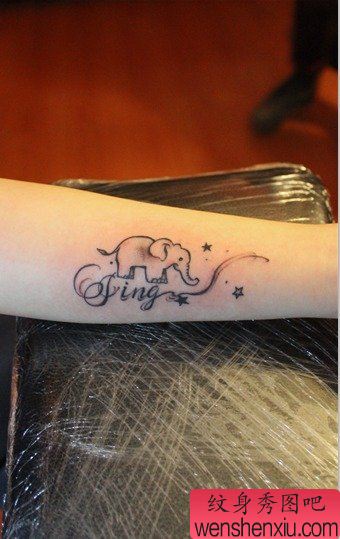 女生手臂时尚可爱的小象纹身图案