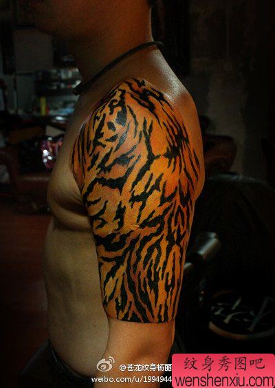 男性手臂超帅的豹纹纹身图案