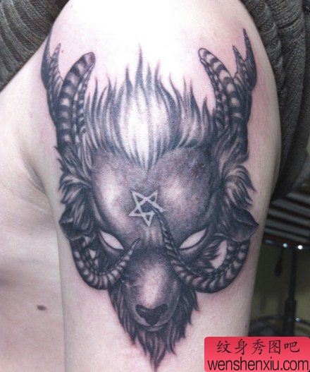 男性手臂流行帅气的羊头纹身图案