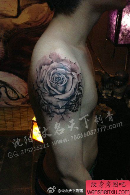 男生手臂唯美流行的黑灰玫瑰花纹身图案