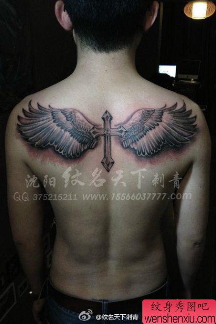 男生背部流行经典的十字架翅膀纹身图案