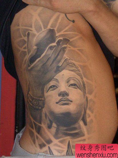男性腰部经典的观音石像纹身图案