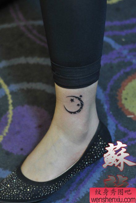 女生腿腕处唯美时尚的月亮星星纹身图案