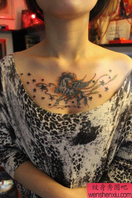 女生胸部帅气经典的天马纹身图案