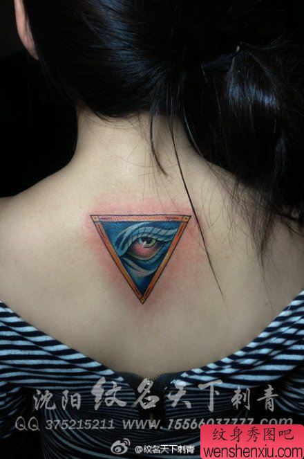 女生背部流行时尚的全视之眼纹身图案