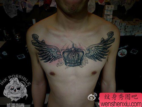 男性前胸帅气超酷的皇冠与翅膀纹身图案