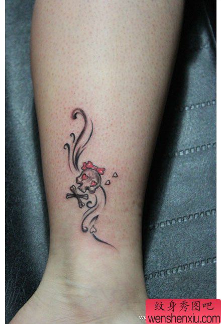 女生腿部小巧唯美的藤蔓骷髅纹身图案